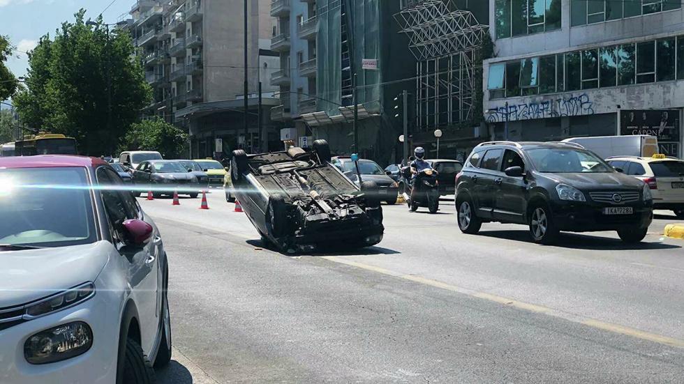 Αναποδογύρισε αμάξι στη Λ. Αλεξάνδρας! 